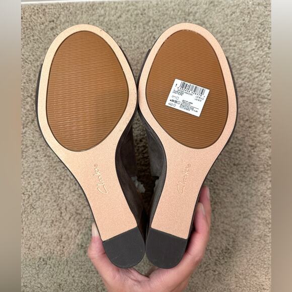 CLARKS | Taupe Suede Open Toe Wedge Sandals NWT | Women’s Size 9 - Picture 8 of 8